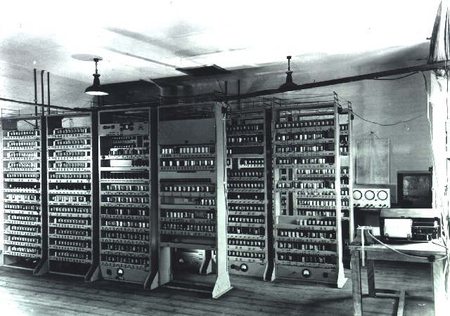  1948年，英国剑桥大学数学实验室的延迟存储电子自动计算器，其正在运行《OXO》